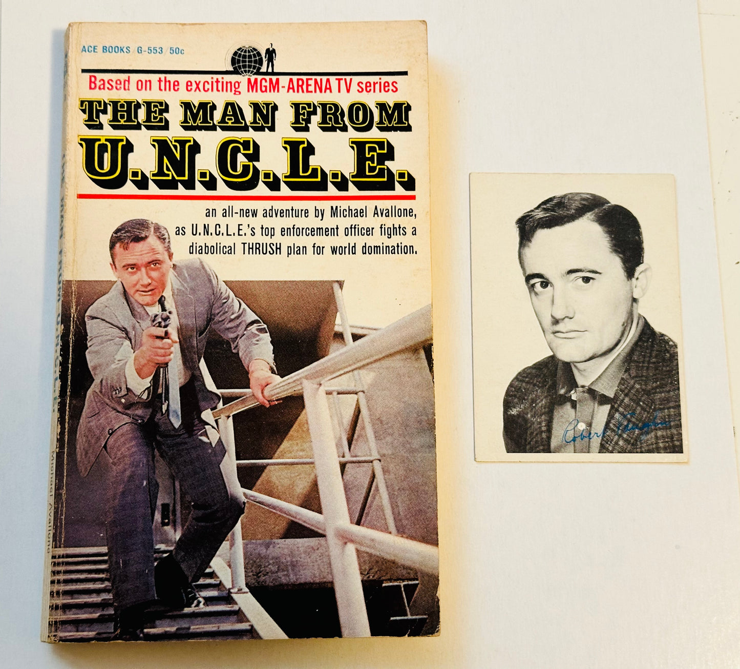 Man from Uncle TV show rare first issue pocketbook plus bonus vintage card 1965