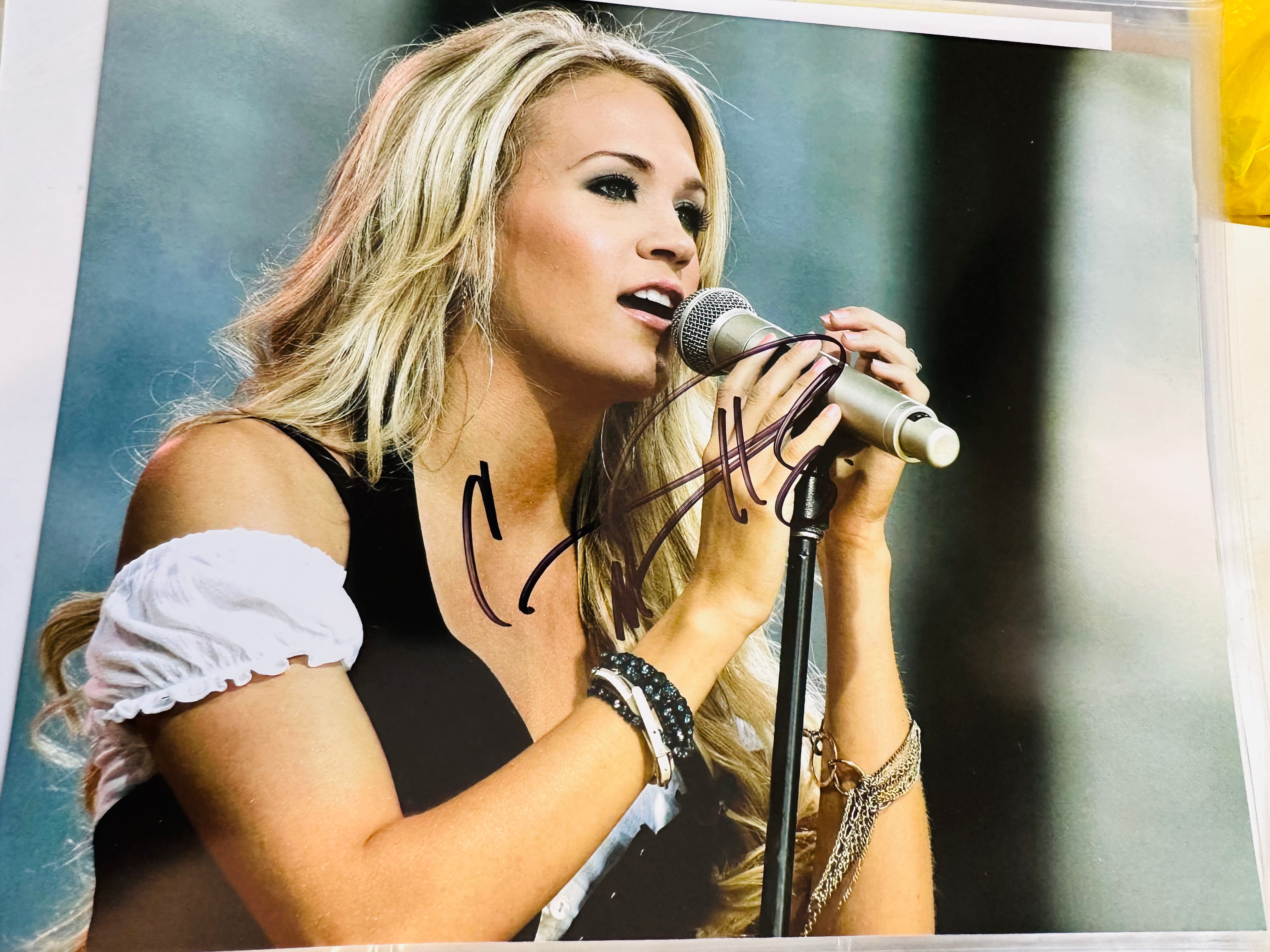 Carrie Underwood rare autographed 8x10 photo sold with COA